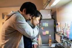 「俺じゃダメなのかな」年下男子からのバックハグキスに恋心は動く！？『ドラ恋～KISS or kiss～』act.1