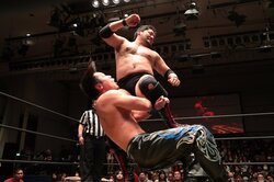 “進撃の大巨人”石川修司、リングを破壊！195cm、130kgの巨体を活かした闘いでD王GP優勝