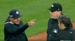 審判にブチギレ！ 噛んだガムを投げ捨て“暴走”「怖すぎだろ」 “疑惑の判定”に激しすぎる猛抗議… ヤ軍の闘将・ブーン監督がやっぱり退場させられる