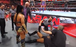 女子レスラー、回し蹴り“一発”で襲撃KO 「お前何やってんだ！」GMが“ブチギレ”た試合前の暴挙