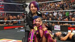 日本人女子タッグ、劇的復活で“謎”ダンス披露「ほぼコウメ太夫」「テンションが…」困惑のツッコミ