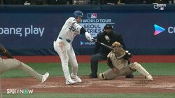 腕だけであそこまで飛ばす？大谷翔平“泳いでコツン”がフェンスぎりぎり特大フライでファン驚愕「入ったかと思ったｗ」「当てただけであそこまで飛ぶのか笑」