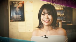 ドレスの胸元には“ある仕掛け”が？ 元トップレースクイーンのグラドルポーカー美女、気合十分の真紅のドレス姿が話題に