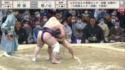 剛腕力士の太い腕で極まる首 館内からは思わず悲鳴も「こりゃダメだ」「首痛めそう」