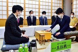 藤井聡太王位「しっかり考えて良い内容に」 豊島将之九段「積極的な将棋で熱戦に」第2局を前に両者が決意／将棋・王位戦七番勝負