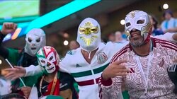 サポーターも空中殺法か！？メキシコサポーターの中にプロレス“ルチャリブレ”集団登場