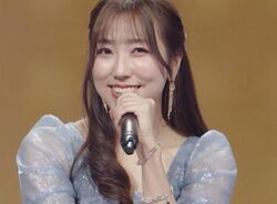 清掃バイトに励む音大卒の元アイドル、ロングドレスを自ら大胆カット！ミニドレスで心機一転、艶っぽい魅力でアピール