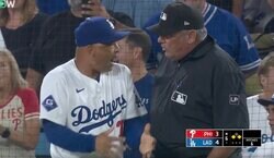 おい！説明しろよ！ ド軍・ロバーツ監督 vs 審判のブチギレバトル勃発！ 怒りの猛抗議→酷すぎる逆ギレ対応… あわや一触即発「怖すぎる」「色々と酷いな」