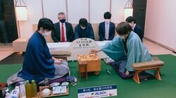 藤井聡太王将、大ピンチか 2日目昼食休憩を前に羽生善治九段が優位に／将棋・王将戦七番勝負第4局