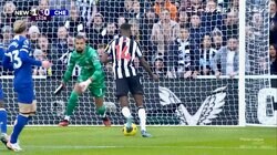 17歳神童の“絶妙縦パス”がエグすぎる！ オフサイドギリギリの先制アシストに「天才おるやん」「超綺麗な縦やん」スタジアム熱狂の瞬間