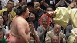 「何で今ので勝つんだ」「瞬間移動」宇良、絶体絶命から“驚異の動き”で大逆転 元若の里も称賛「普通だったら押し出されます」