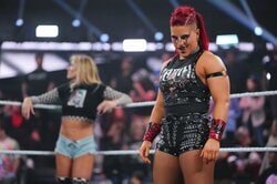 どういう状況？ “美女と野獣”仲良し女子タッグの複雑すぎる結末…タッグパートナーがカウント“妨害”で騒然