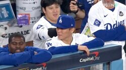 山本由伸、WS初勝利の熱投を大谷翔平が“粋な祝福” カメラが捉えたひと幕にSNS歓喜「笑顔尊い」「たまらん弟み」