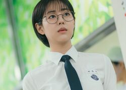 ナイスバディな超モテ美女、衝撃の役作りで別人級に変身！SNSで話題に「ヘルシーなお色気満点の彼女がクールな学級委員なんて！」