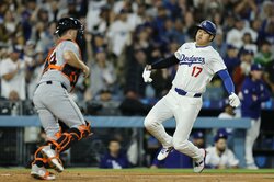 大谷翔平、全力疾走→本塁生還で“手”に注目 SNSも反応様々「結構強めについた？」スライディングの瞬間