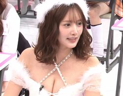 “予約できない幻のキャバ嬢”、胸元あらわな超ミニスカ姿で登場！大胆露出のクリスマスコスで美脚スラリ