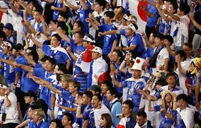 「この美女は誰だ？」「ワールドクラス」FIFAの国際映像に映り込んだ日本人サポーターがフォロワー急増「めちゃくちゃフォローされるw」