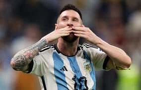 お母さんではなかった！試合後のピッチで熱烈ハグした女性とメッシの素敵な関係「塩振りおじさんの時とは大違いだった」