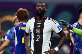 「グラウンドで悪ふざけ」　本田圭佑も驚愕、ドイツ代表DFの“奇妙なステップ”に世界注目「いったい何を…」【W杯珍シーン】