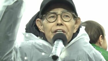 流石過ぎる」82歳レジェンド芸人、元日本代表MFの引退試合で「ヘッキシ