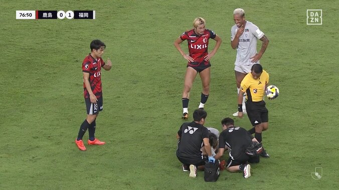 「ガッツリ削ってるやん」元チームメイトの容赦ない足裏スライで転倒→スタジアム騒然も「ギリギリ」「うまく避けてたな」大事に至らずファン安堵 3枚目