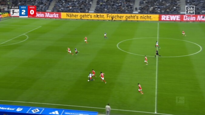 「めちゃくちゃ速い」佐野海舟の“高速プレスバック”にファン騒然！「どっから出てきた？」強靭デュエルでボール回収の瞬間 4枚目