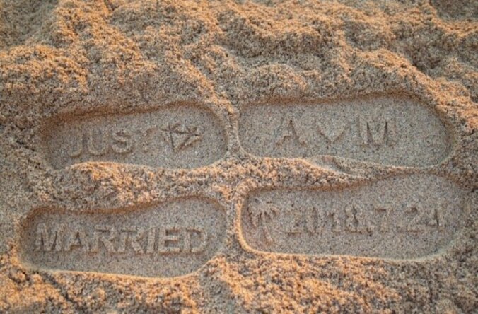 小林麻耶さん、夫と旅行中のハワイで砂浜に“JUST MARRIED”「キュンときました」「ラブラブですね」と反響 1枚目