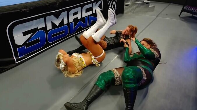 ティファニー自身も頭を抑え苦悶