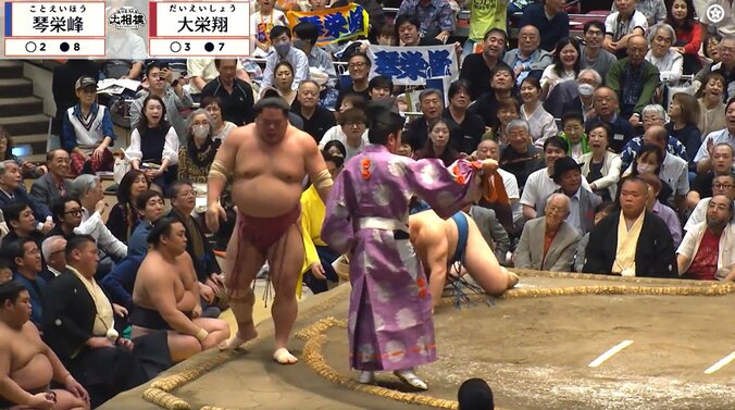 東方のたまり席最前列には落語家の瀧川鯉朝と桂三四郎の姿が