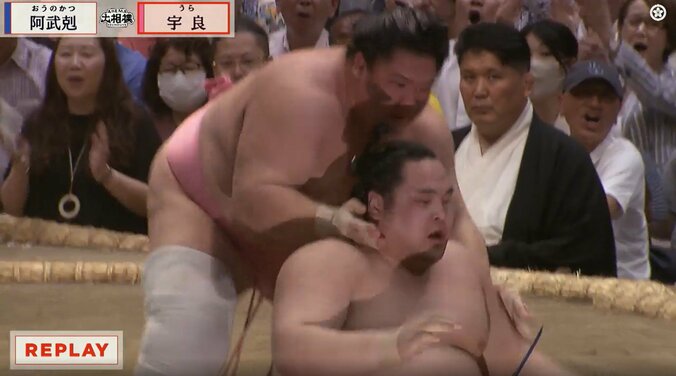 阿武剋の背後に回った宇良が