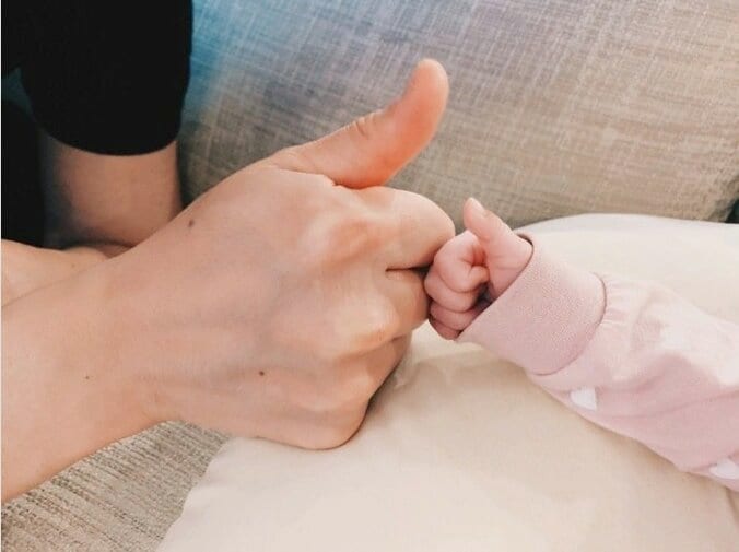 水嶋ヒロ、生後1か月の娘に質問した結果「親指をこんな感じで‥」 1枚目
