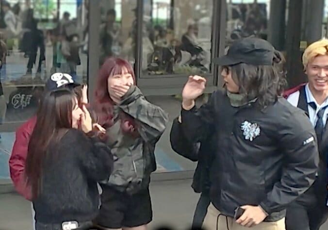 【写真・画像】大学に変装して現れた芸能人に「わあああ」「バレ始めた」学内騒然　1枚目
