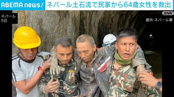 トンネルから救出された中国人男性