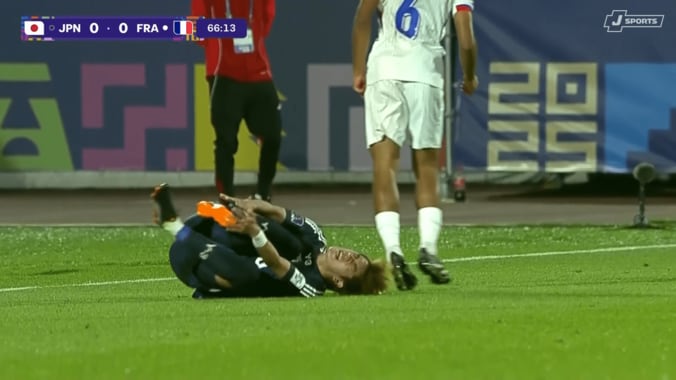 「そりゃキレるわ」日本代表10番が“爪先を踏みつけ”被害→レッドカード要求「大関くんに何してくれるんや」ファンも激怒【U-20W杯】 4枚目