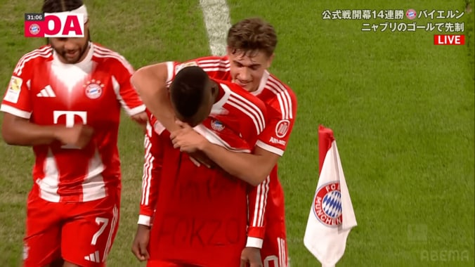 曲がって落ちた！バイエルンSBの“ベッカム風クロス”にSNS騒然「神すぎる」「軌道が美しい」ピンポイント・アシストの瞬間 5枚目
