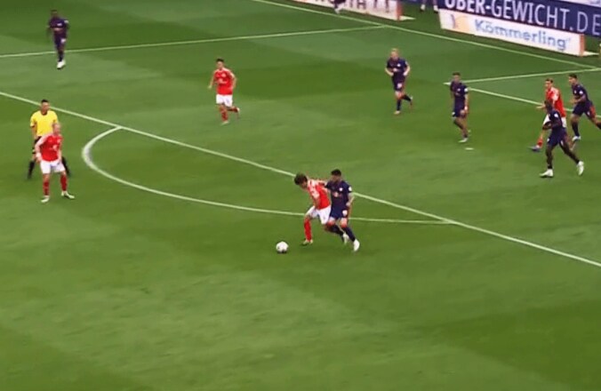 「デュエル無双！」佐野海舟の“瞬殺回収”にファン騒然「ボディバランスが日本人離れ」大型FWからボールを奪い切った瞬間 2枚目