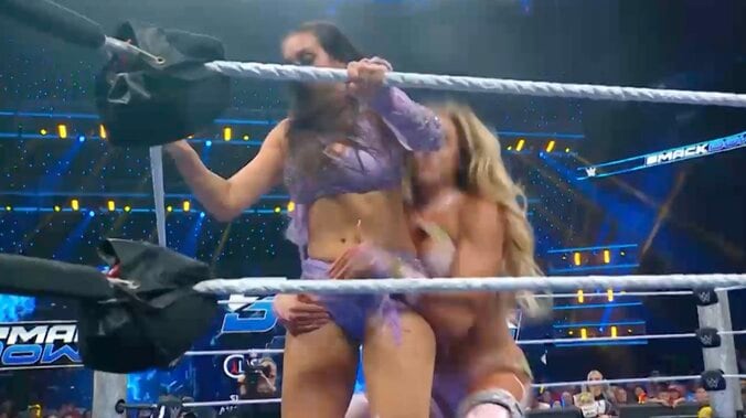 チェルシーのパンツを掴むシャーロット