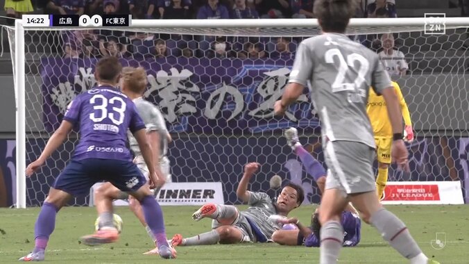 「これは赤やろ」FC東京MF、危険なアフタータックルもイエローカードでファン物議「流石にやりすぎ」足を抉ったスライディングに意見様々 3枚目
