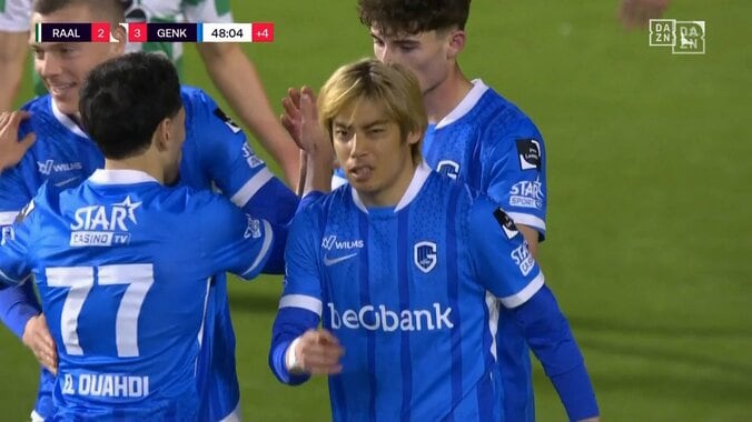 「スピードと決定力どちらも一級品」伊東純也、巧みな抜け出しからの右足ダイレクトシュートで今季4点目「勝負どころで結果を出す」エースの一撃にファン歓喜 5枚目