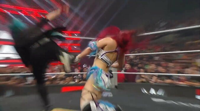「レフェリー何してる！」「ひどい」日本人女子レスラーが衝撃の介入 タップしても離さず大ブーイング 因縁は“史上初”の直接対決へ 3枚目