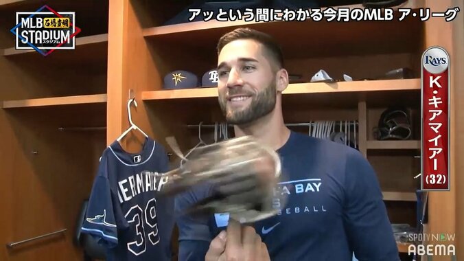 MLB屈伸の守備職人「グローブはベイビー」試合用グラブは“1年仕込み”のこだわり くるくる芸に「かっけー」と反響 1枚目