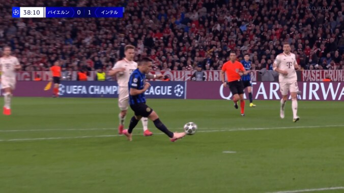 世界熱狂！ インテル黄金コンビの“おしゃれテク２連発ゴラッソ”に騒然「クレイジーな連携」「過去10年で最高のゴール」ラウタロ＆テュラムがバイエルン粉砕の瞬間 3枚目