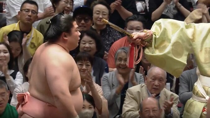 【写真・画像】大相撲夏場所に“人気講談師”の熱心な姿 「見たことのない顔で」「すごく映ってますね」幕内取組前から観戦する様子に反響　1枚目