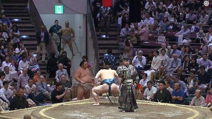 美四股に熱視線を送るねづっち