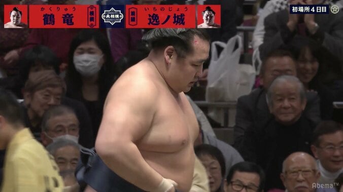 鶴竜、無傷の4連勝　215キロの逸ノ城を寄り切り　陸奥親方「見違えるようによくなった」 1枚目