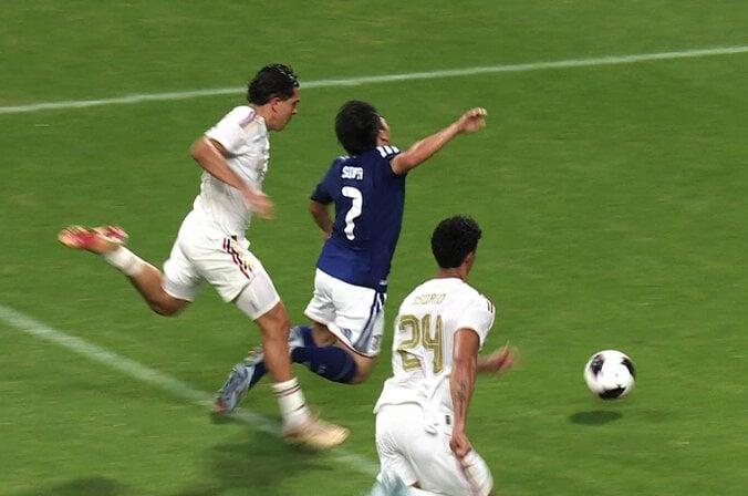 【写真・画像】【日本代表】上田綺世の“神トラップ”に驚愕 鈴木彩艶が高速フィード→アウトサイドで完璧制御「うますぎやろ」「雨で難しいのに」　1枚目