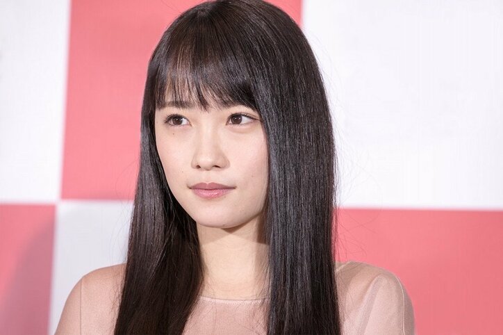 川栄李奈、女性の魅力溢れる“色っぽい”一枚に反響「綺麗」「小顔」「可愛すぎ」の声