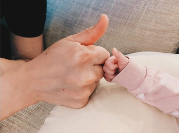 水嶋ヒロ、生後1か月の娘に質問した結果「親指をこんな感じで‥」