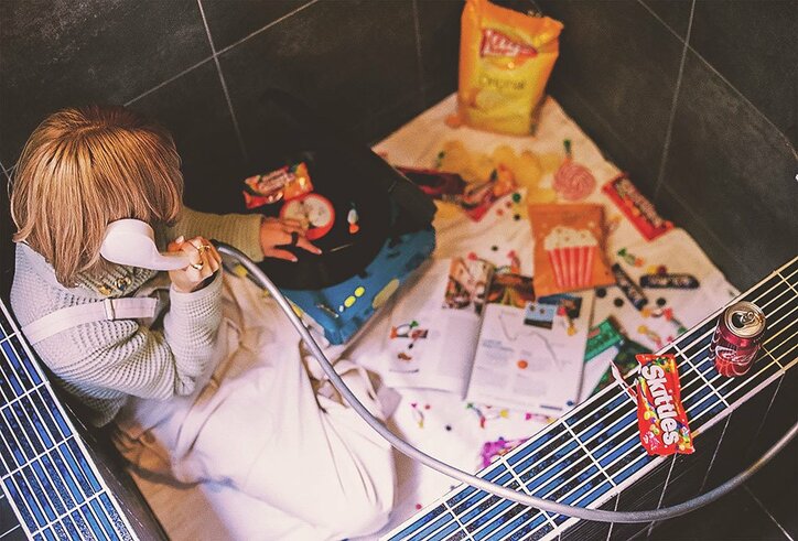 kojikoji、最新EP「PEACHFUL」からBASIが全曲の作詞&プロデュースを担当した"七色の橋の上で"のフルCGアニメーションMVを公開。