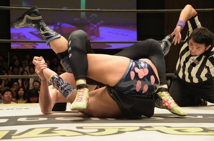 青木真也、試合後に私服姿で王者・竹下を襲撃　“失神姿”をスマホで撮影の暴挙も　